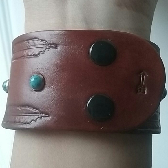 SIGNED Navajo Chiefs Head Leather Cuff Bracelet w/real Turquoise - Picture 3 of 6